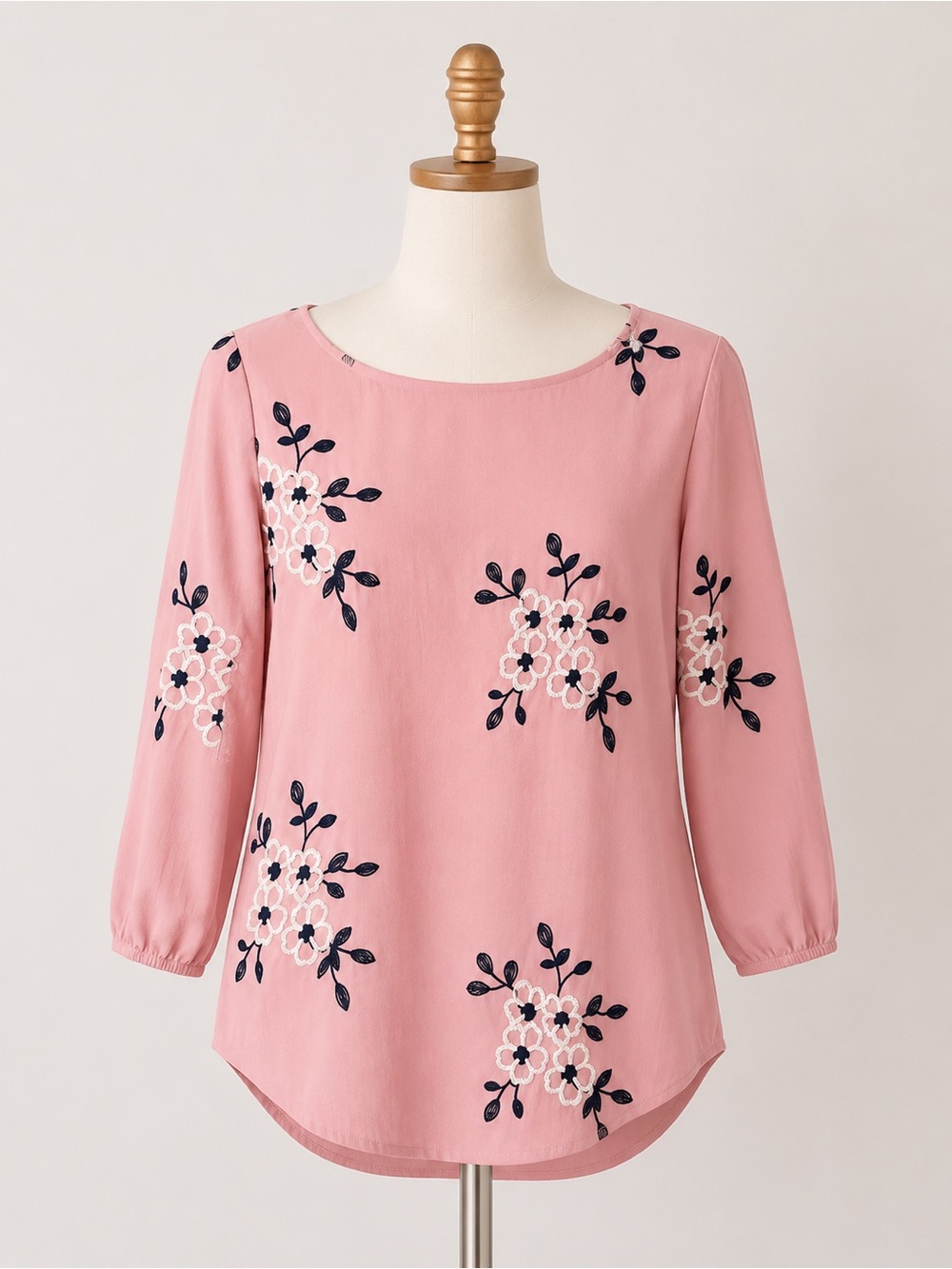 Embroidered Floral Scoop-Neck Blouse in Pink